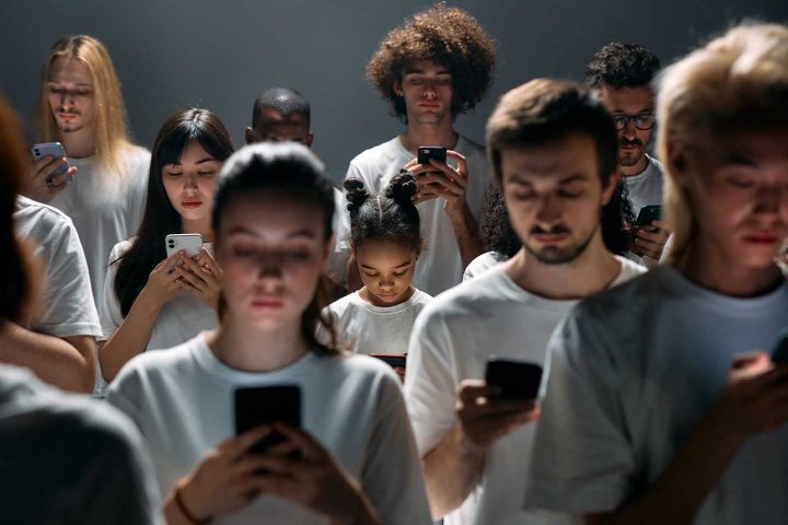Tieners met een mobiele telefoonverslaving - Foto door cottonbro van Pexels